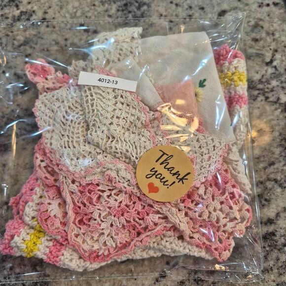 Crochet, 4 Vintage Pink & White Cotton Doilies Handmade - Picture 6 of 7